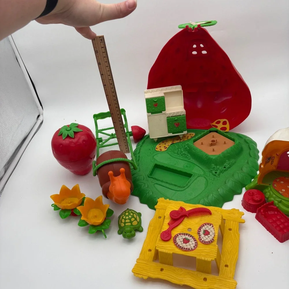 Vintage 1980s‎ Strawberry Shortcake Berry Bake Shoppe & Snail Cart Playset Lot